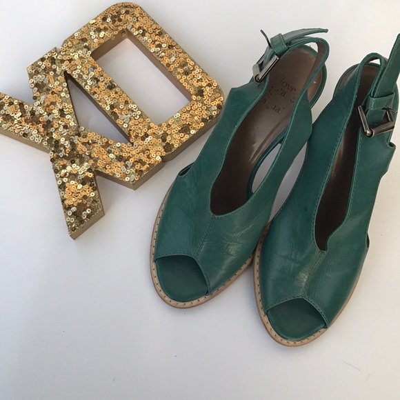 Dove Nuotano glisquali Shoes - Beautiful Teal Leather sandals with silver buckle.